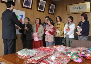 燕市で活動する手作りおもちゃボランティアの会が市内へも避難している福島県南相馬市の子どもたちのためにと燕市に手作りおもちゃを寄付