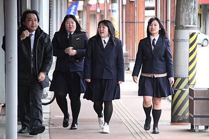 新井教諭の引率で一ノ木戸商店街を歩いて取材に向かう