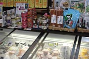意表を突かれたスイーツもある「彩豆堂」商品のコーナー