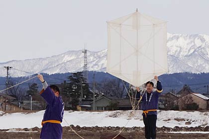 追悼の気持ちを込めた無地の白い凧