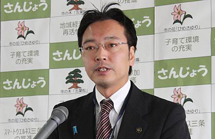 13日、定例記者会見を行う国定三条市長