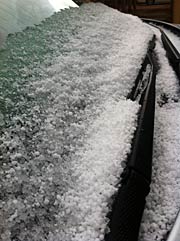 13日朝、車に積もった雪