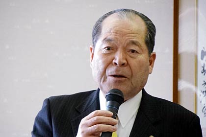 あいさつで福島県南相馬市を見たようすについて話す斉藤会頭