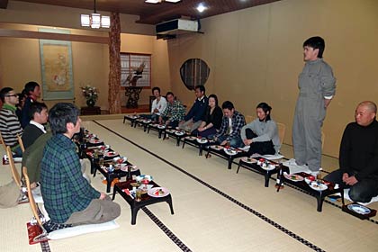 三条市の豆腐メーカーが地元の野菜や果樹などを生産する農家と交流