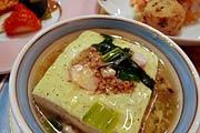  佐久間食品で試作したコマツナ入り豆腐を使い、魚兵もコラボした料理を試食