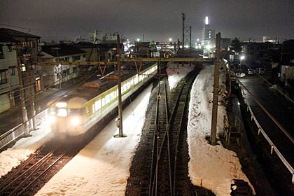  3月6日18時47分、吉田駅から柏崎方面側の跨線橋から吉田駅方向を