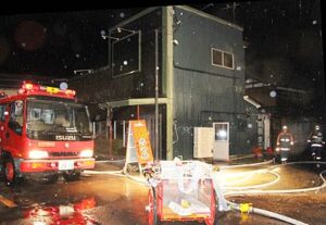 15日明け方に燕市内の飲食店で火事、一部が燃える