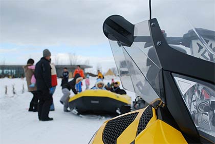 18日に第二回スノーモービル祭りが開かれるスノーピーク本社キャンプフィールドの前回のようす