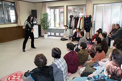 会場は約50人で大入り