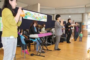 燕市児童研修館「こどもの森」では、17日午前11時から「春だ!つばめだ!森の音楽会♪」を開き、合唱やバンド演奏をたっぷり楽しんでもらう。