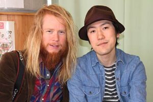 17日夜の三条東公民館でのコンサートに出演するブルースハープ奏者、倉井夏樹さんが一足早く昼に燕市児童研修館「こどもの森」で開かれた音楽会に出演