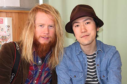 燕市児童研修館「こどもの森」の「春だ！つばめだ！森の音楽会♪」に出演した倉井夏樹さん(右)とステュー・ラーセンさん(左)