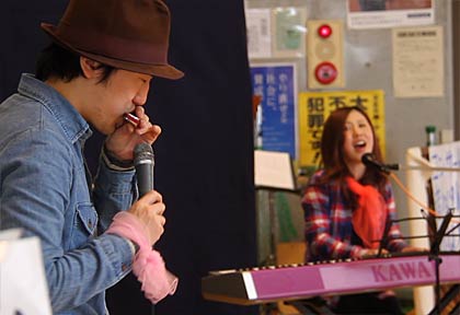  きょうだいでの珍しい共演、左が倉井夏樹さん、右がその姉の千秋さん