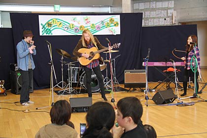 左から夏樹さん、ステューさん、千秋さんの3人で共演