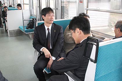 県職退職以来、初めて越後線を利用した鈴木市長