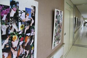 加茂市のまりあ由実さんが済生会三条病院で作品展「絆展～震災から1年たった『今』から」、左手を人や物とつないだ写真など