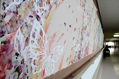7つのカンバスを横に並べてつなげたダイナミックな作品