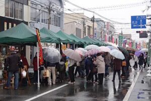 17日、福島県南相馬市で開かれた南相馬市復興祭「ー未来へ羽ばたけ南相馬ー夢 元気 ふれあいフェスタ」に三条市から参加した「~三条マルシェ~ごった市@南相馬」
