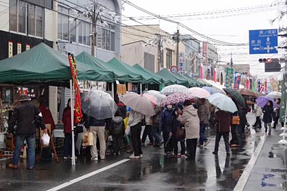 17日、福島県南相馬市で開かれた南相馬市復興祭「ー未来へ羽ばたけ南相馬ー夢 元気 ふれあいフェスタ」に三条市から参加した「～三条マルシェ～ごった市＠南相馬」
