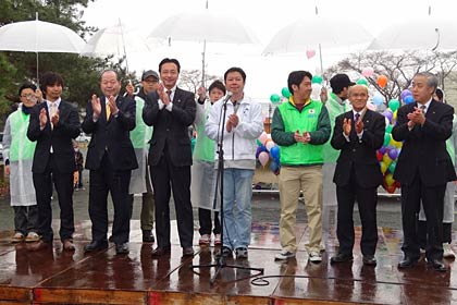 開会式には桜井勝延南相馬市長と並んで国定勇人三条市長と斉藤弘文三条商工会議所会頭も