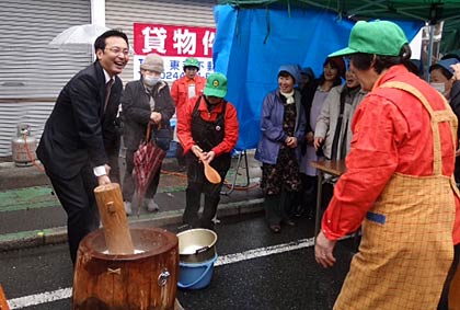もちつきできねをふる国定三条市長
