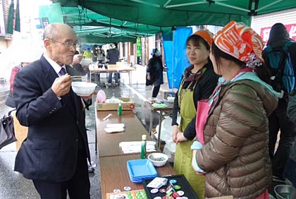 桜井南相馬市長も三条の塩ちゃんこを味わう