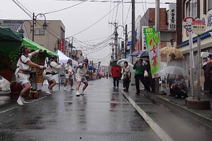 三条太鼓「三小相承会」が三条凧ばやしの踊りや太鼓演奏を熱演