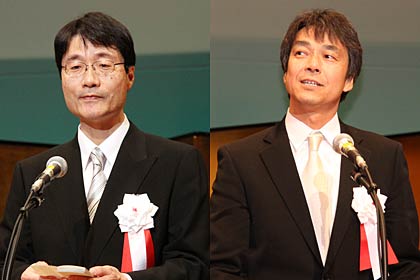 式辞を述べる鈴木市長(左)と開会のことばを述べる藤沢教育長(右)