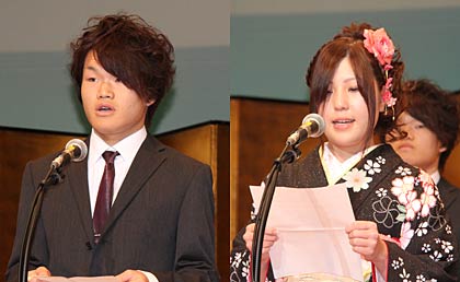 二十歳の決意を述べる新成人の鶴巻さん(左)と明田川さん(右)