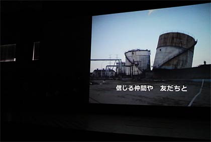 『笑顔を忘れないで』をスライドショーを上映しながら合唱