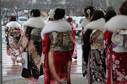 春雨のなかを帰る新成人