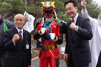 南相馬市に誕生した放射能対策を広めるご当地ヒーロー「相双神旗ディネード」と桜井市長、国定市長