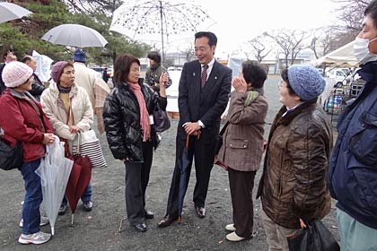 三条市に避難していた人たちが国定市長を囲んで話に花が咲く