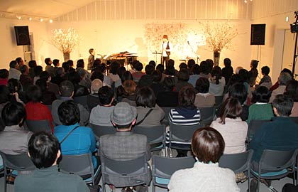 17日に三条東高民間で開かれた「春の宵～ブルースハープとピアノの出逢い」