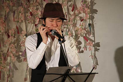 寺泊出身のブルースハープの倉井夏樹さん