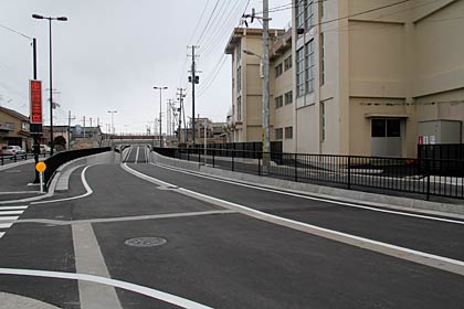 アンダーパスを西側から、右の建物は燕東小学校
