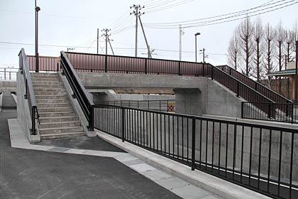 アンダーパスに架けられた歩道橋