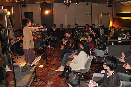 会場は約50人でいっぱいに