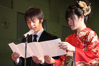 成人のことばを述べる新成人の岸本さん(左)と加藤さん(右)