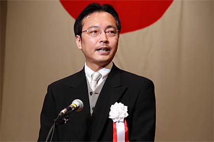  式辞を述べる国定市長