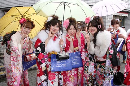  振り袖に加えてカラフルな傘も開いた