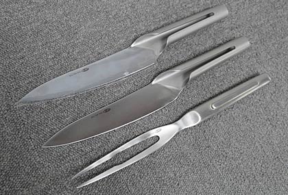 燕三条プライドプロジェクトのプロダクトグループが燕三条ブランドの新商品として開発中のプロの料理人使用の鉄板焼き用ナイフとフォークの試作品
