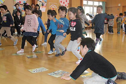 西燕保育園で開かれた「つばめっ子かるた」の完成お披露目会