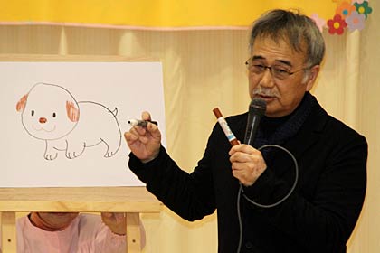 原画を制作した絵本作家、黒井健さんが子どもたちの目の前で「ころわん」を描く