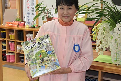 「つばめっ子かるた」の化粧箱を手に北村園長
