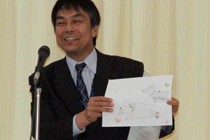  長女が描いた「ころわん」の絵を披露する藤沢教育長