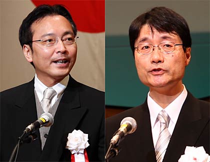 三条市、燕市のそれぞれの成人式で式辞を述べる国定三条市長(左)と鈴木燕市長(右)