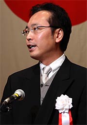  式辞を述べる国定市長