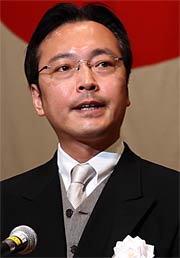  式辞を述べる国定市長
