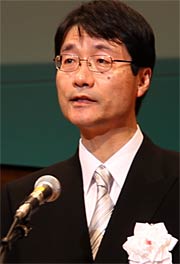  式辞を述べる鈴木市長